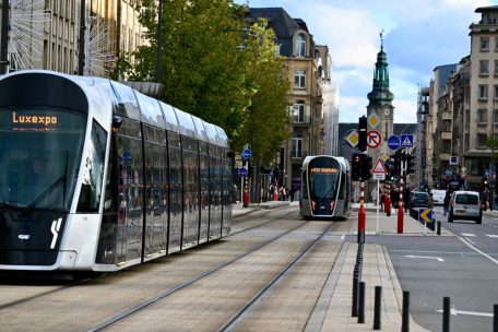 Zeugenaufruf / Unbekannter stiehlt Frau im Tram in Luxemburg-Stadt die Geldbörse
