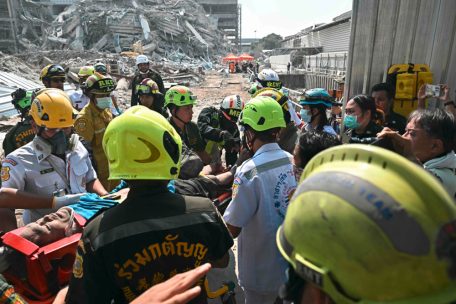 Ein verletzter Mann wird auf einer Baustelle gerettet, auf der nach einem Erdbeben in Bangkok ein Gebäude eingestürzt ist