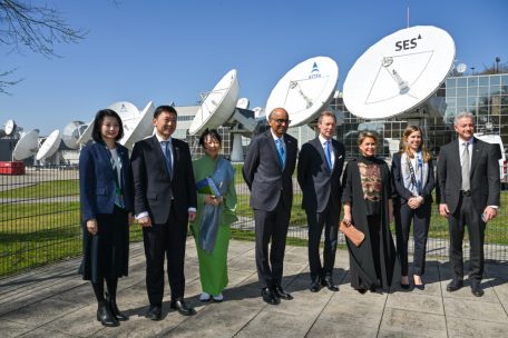 V.l.: Staatsministerin Sun Xueling, Transportminister Chee Hong Tat, die Präsidentengattin Jane Ittogi Shanmugaratnam, Präsident Tharman Shanmugaratnam, Großherzog Henri, seine Gattin Maria Teresa, die Ministerin für Medien und Konnektivität Elisabeth Margue und SES-Chef Adel Al-Saleh vor den Parabolantennen der SES