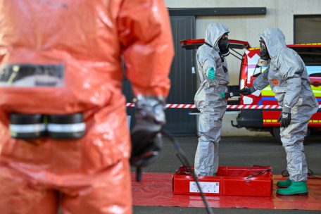 Demonstration der Aufgaben der Gruppe zum Schutz vor nuklearen, radiobiologischen, biologischen und chemischen Risiken (NRBC) am „Institut national de formation des secours“