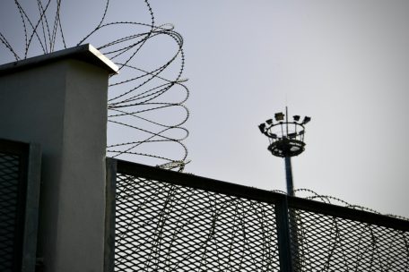 Gefängnis Schrassig / Häftling greift Wärter an – Ein Vollzugsbeamter muss ins Krankenhaus