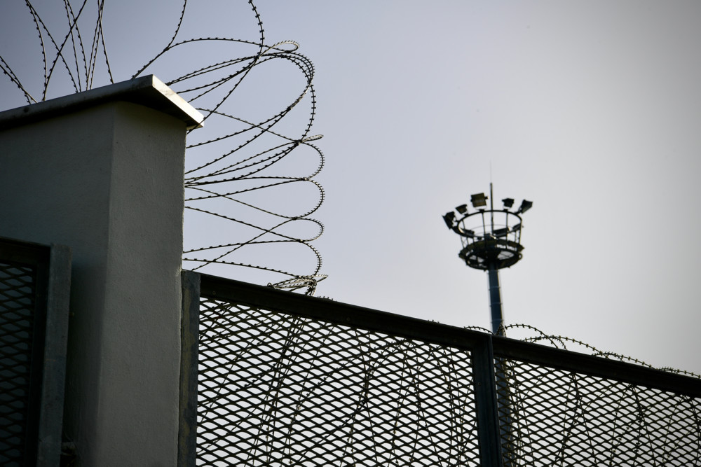 Gefängnis Schrassig / Häftling greift Wärter an – Ein Vollzugsbeamter muss ins Krankenhaus
