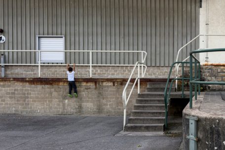 Außerhalb einer ONA-Einrichtung: trostlose Umgebung für Kinder