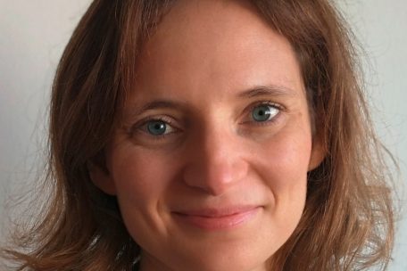 Gemeinsam mit anderen Menschen aus ihrer Nachbarschaft sammelt Maureen Stoll aktuell Unterschriften