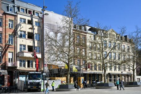 Aktuell laufen die Vorbereitungen in dem beigen Gebäude für die Einrichtung eines Hotels. Die Räumlichkeiten daneben über dem Durchgang gehören der Stadt Luxemburg.