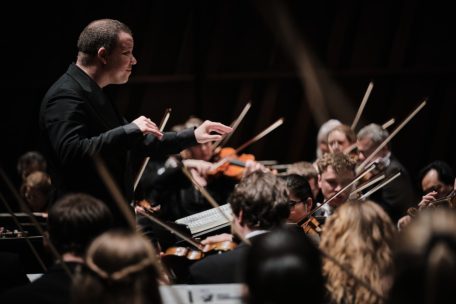 Ryan Bancroft als feinf&uuml;hliger Dirigent