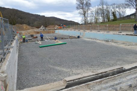Die Infrastrukturarbeiten müssen bis zum 5. Mai fertiggestellt sein, damit eine Spezialfirma aus Österreich tags darauf mit dem Einsetzen des Edelstahlbeckens beginnen kann