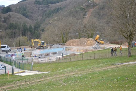 Am Fuße der Liegewiese wird längsseitig des großen Beckens eine 40 Meter lange und acht Meter breite Plattform aus Fertigteilen angelegt, die im Normalbetrieb mit Liegestühlen bestückt wird, die aber auch als Bühne für Konzerte oder andere Auftritte genutzt werden kann