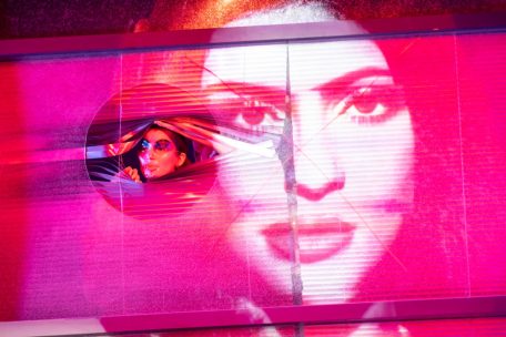 Theater / „Une rose plus rose“: Passiert Liebe im Kopf oder auf Knopfdruck?