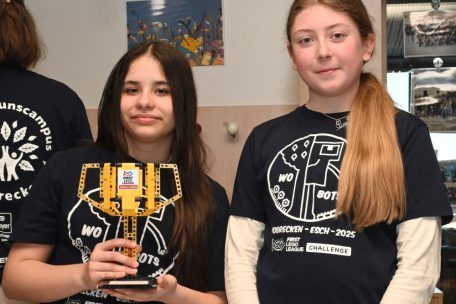 Emma (l.) und Una (r.) mit dem Pokal in der Kategorie „Core Values“