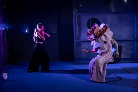 Szene aus &bdquo;Une rose plus rose&ldquo;