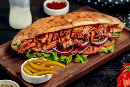 Kulinarische Kuriositäten / „Wir haben doch schon Pizza“: In Süddeutschland spaltet eine Dönerbude ein Dorf