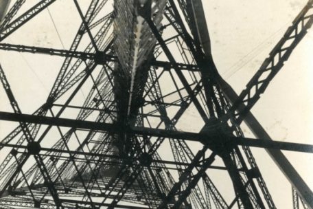 Le travail de l&rsquo;homme &agrave; l&rsquo;usine et comme ailleurs. Atteindre le ciel.