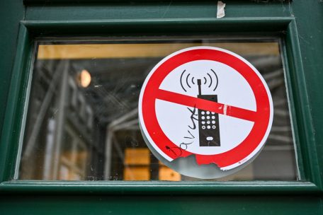 Termine stehen fest / Bald gilt in Grund- und Sekundarschulen: Finger weg vom Handy! 