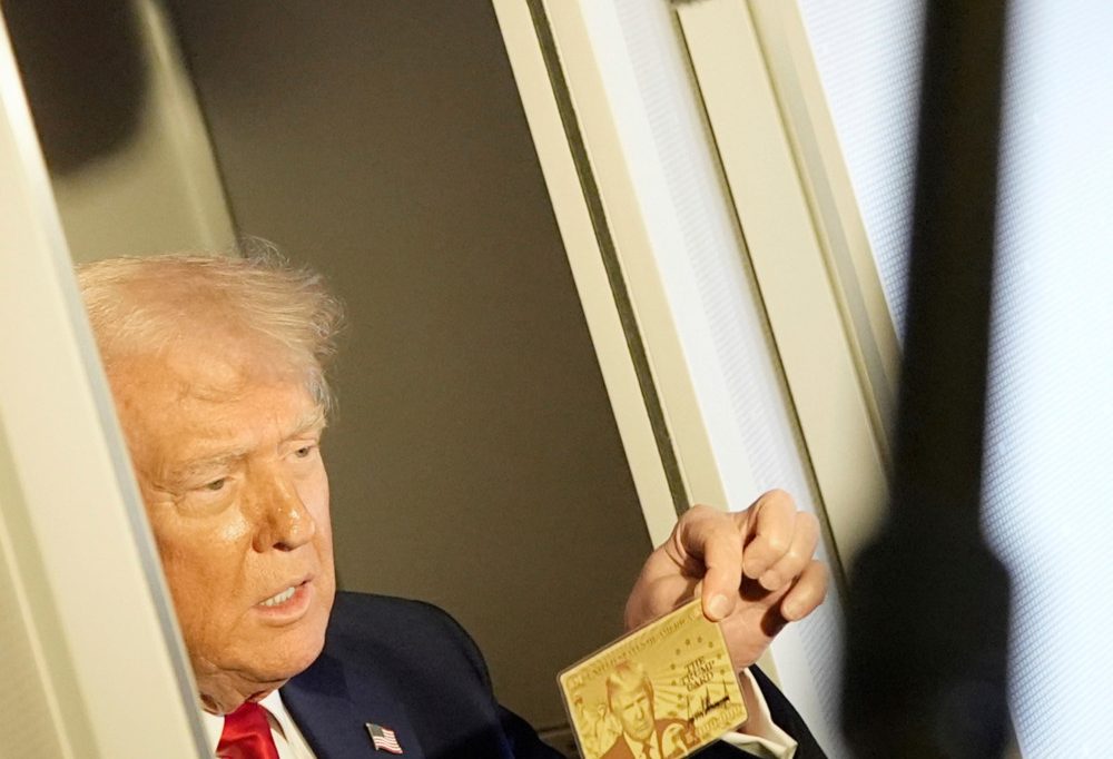 USA / 5 Millionen für Aufenthaltsrecht: Trump präsentiert Gold Card mit seinem Konterfei