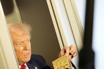USA / 5 Millionen für Aufenthaltsrecht: Trump präsentiert Gold Card mit seinem Konterfei