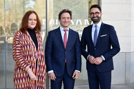 Halten zusammen: Mudam-Direktorin Bettina Steinbrügge, Mudam-Verwaltungsratspräsident Jean-Paul Olinger (M.), Kulturminister Eric Thill (r.)
