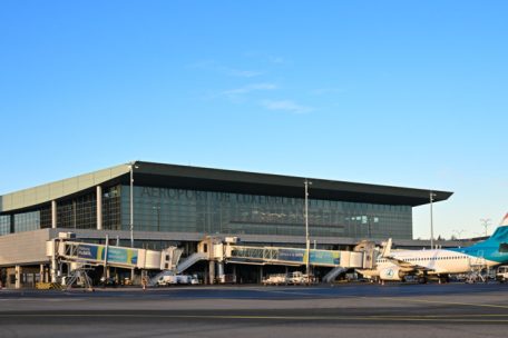 Findel / Bus kollidiert am Flughafen mit geparktem Flugzeug
