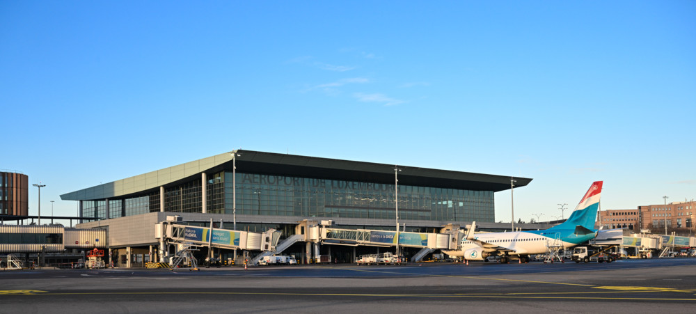 Findel / Bus kollidiert am Flughafen mit geparktem Flugzeug
