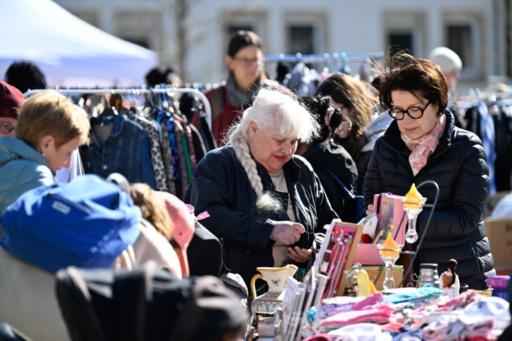 „Vide-Grenier“ / Schnäppchenjagd auf dem „Knuedler“: Viele Trödler stöberten nach Schätzen