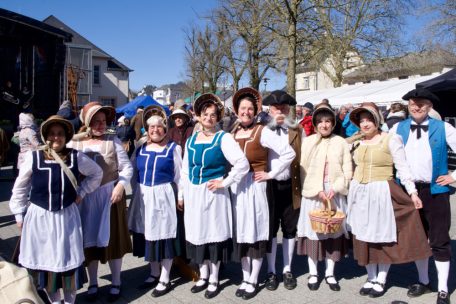 Die Tänzerinnen und Tänzer des Vereins „Vallée des Sept Châteaux“ bringen folkloristische Tradition auf die Bühne des „Fierkelsmaart“