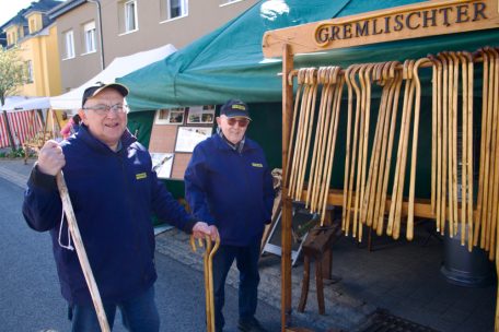 Alfred Boentges (l.) und Romain Berscheid (r.) zeigen auf dem „Fierkelsmaart“, wie ein „Gremlischter Bengel“ entsteht