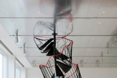 Monika Sosnowskas &bdquo;Stairway&ldquo; (2010), seit 2023 durch eine Schenkung von&nbsp;Gaby und Wilhelm Sch&uuml;rmann sowie der Unterst&uuml;tzung durch Mitglieder des &bdquo;Cercle des collectionneurs du Mudam Luxembourg&ldquo; im Besitz des Mudam