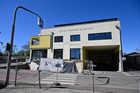 Der Kultur- und Vereinsbau: Wo jetzt der Bauzaun steht, wird gerade die Terrasse gebaut