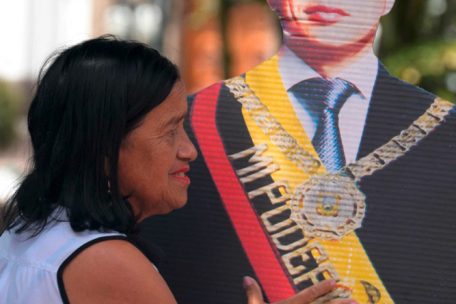 Eine Anhängerin trägt Amtsinhaber Daniel Noboa als Pappfigur über die Plaza Grande in Quito.