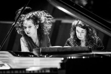 Die Solistinnen Katia (l.) und Marielle Lab&egrave;que (r.)