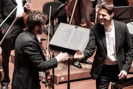 Der Dirigent Christoph K&ouml;nig (r.) ist sichtlich zufrieden mit der Performance der Musizierenden