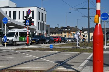 Mobilität / Auto auf Schienen: Welchen Zweck die kleinen Tafeln entlang der Tramlinie haben
