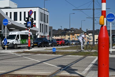 Mobilität / Auto auf Schienen: Welchen Zweck die kleinen Tafeln entlang der Tramlinie haben