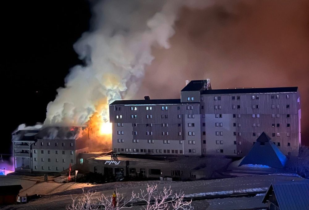 Hotelbrand / Auch Luxemburger evakuiert: 500 Menschen fliehen vor den Flammen in französischem Skigebiet 
