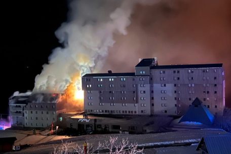 Hotelbrand / Auch Luxemburger evakuiert: 500 Menschen fliehen vor den Flammen in französischem Skigebiet 