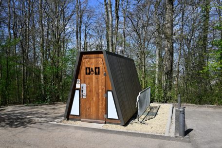 Das im vergangenen Jahr aufgestellte Toilettenhäuschen am Rand des Waldfriedhofs