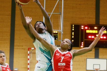 Beide Mannschaften (hier Johnson, l., und Williams, r.) lieferten sich ein intensives Spiel