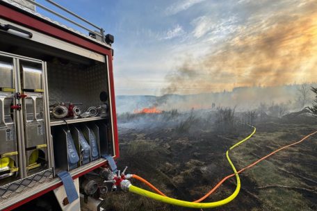 Belgien / Vegetationsbrand in Achouffe: Spezial-Tanklöschfahrzeuge des CGDIS eilen zur Hilfe