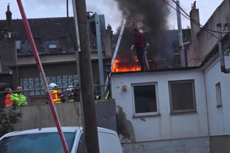 Esch / Carport gerät in Brand – Restaurantmitarbeiter verständigen Feuerwehr