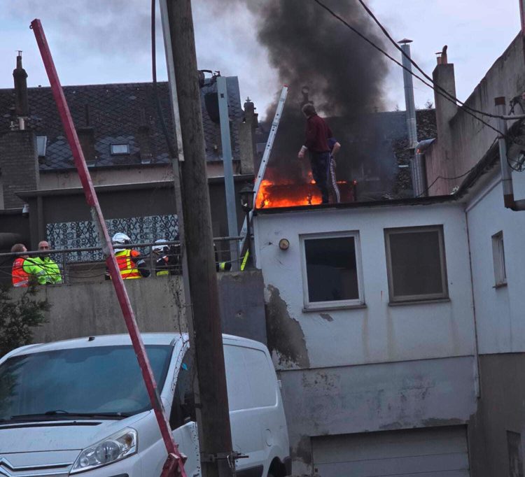 Esch / Carport gerät in Brand – Restaurantmitarbeiter verständigen Feuerwehr