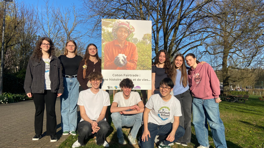 Mamer / Schüler und Gemeinde weihen Wanderausstellung über fairen Baumwollhandel ein