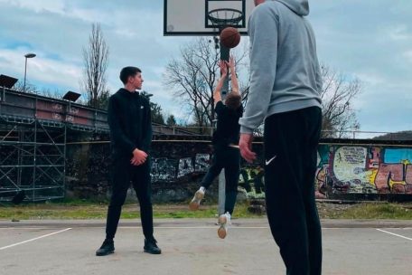 Nikola Malesevic mit seinen Söhnen beim Basketballspielen