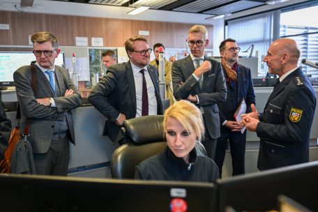 Innenminister Gloden (3.v.r.) begutachtet bei einem Arbeitsbesuch die Überwachungskameras der saarländischen Nachbarn
