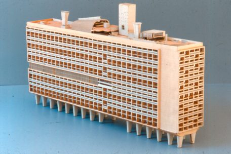 Le Corbusiers Architektur: &bdquo;Unit&eacute; d&rsquo;Habitation Marseille&ldquo;, o. D. (Holzmodell, 111 &times; 101 &times; 48 cm), Fondation Le Corbusier, Paris