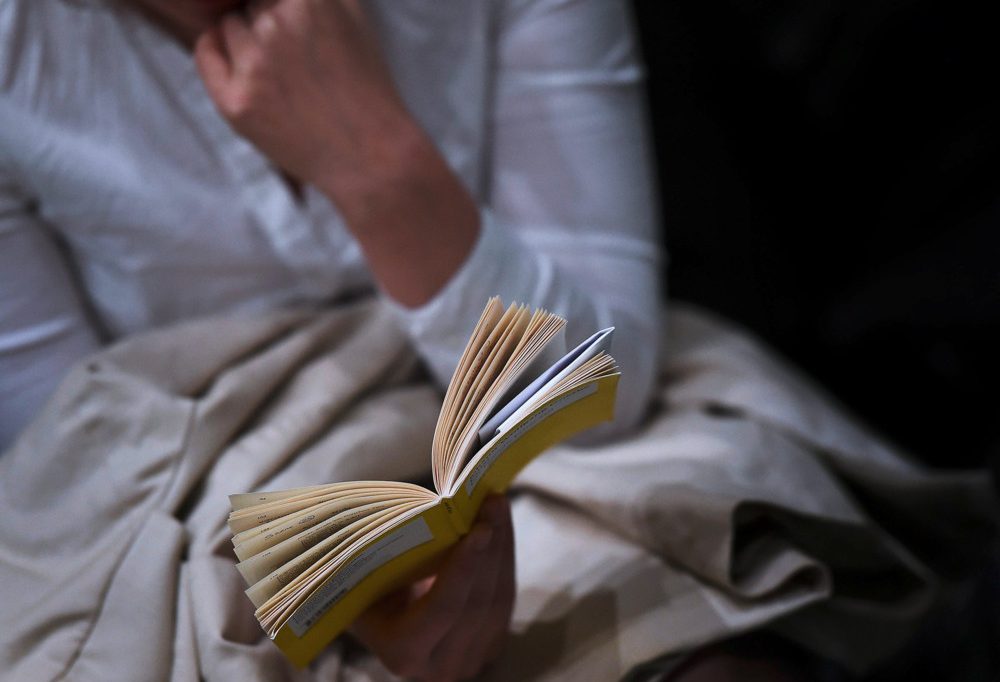 Lust auf Lesen / Von Seenot und Giftpflanzen: Das hat es mit den neuen Romanen „Der Retter“ und „Gras“ auf sich