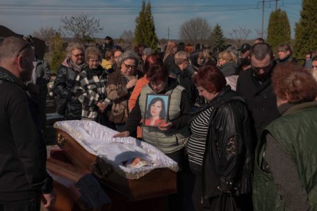 Die Einwohner von Sumy tragen dieser Tage die Opfer der russischen Raketenangriffe vom vergangenen Sonntag zu Grabe