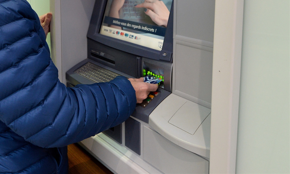 Vorsicht Betrugsmasche! / Polizei und Sparkasse warnen vor manipulierten Geldautomaten in Luxemburg