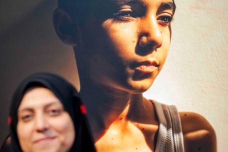 Das Siegerfoto (im Hintergrund) nahm Samar Abu Elouf für die New York Times auf