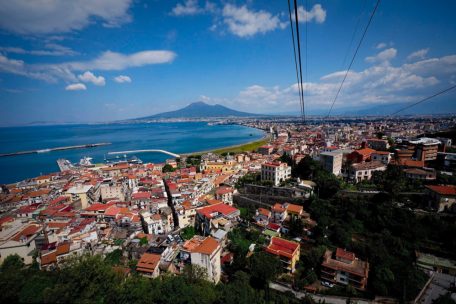 Die Seilbahn am Monte Faito mit Blick auf den Golf von Neapel