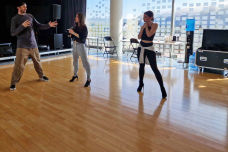 Choreograf Denys Stulnikov erklärt Laura die Tanzschritte. Mélanie Marques hört ebenfalls aufmerksam zu.